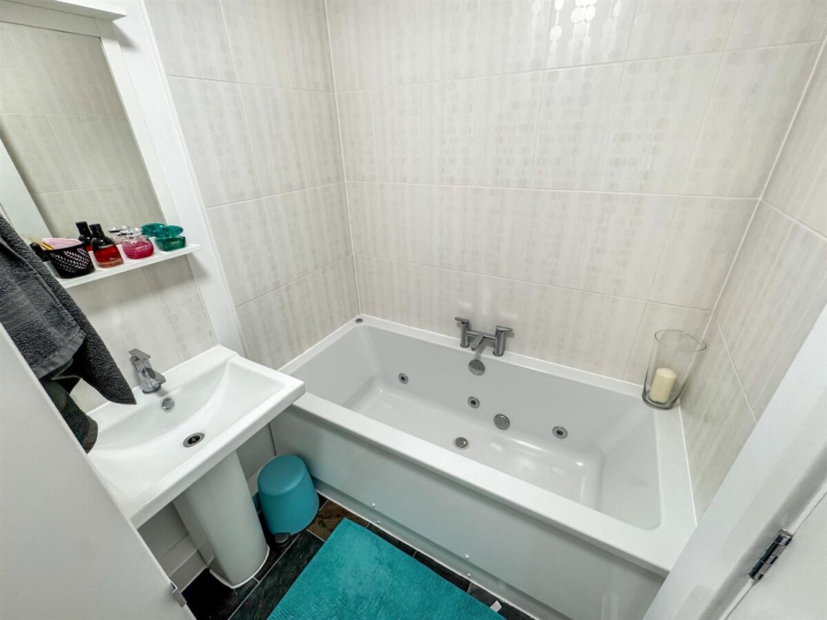 Outfield Close, Corby