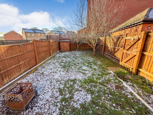 Outfield Close, Corby