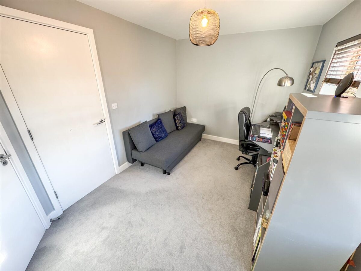 Outfield Close, Corby