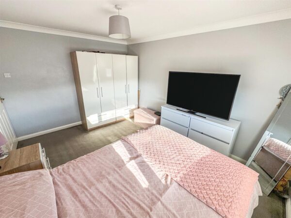 Farmstead Road, Corby