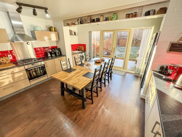 Outfield Close, Corby