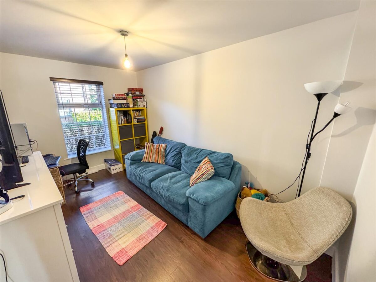 Outfield Close, Corby