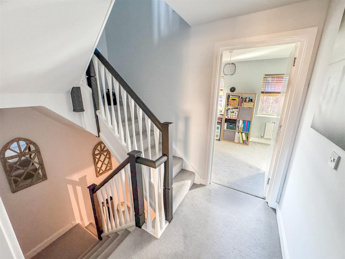 Outfield Close, Corby