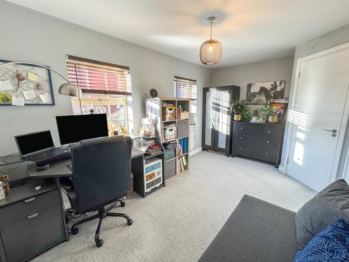 Outfield Close, Corby