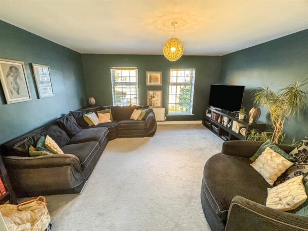 Outfield Close, Corby