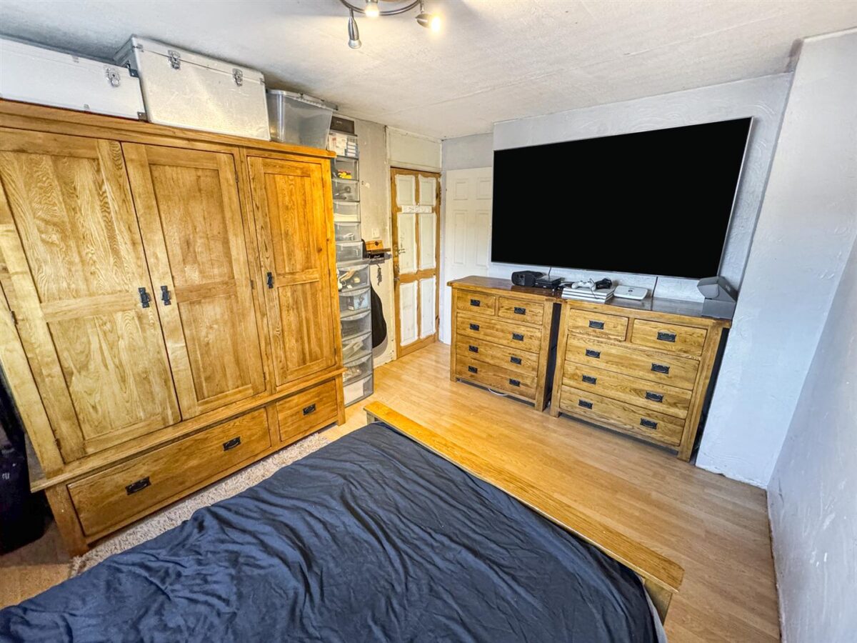 Willow Brook Road, Corby