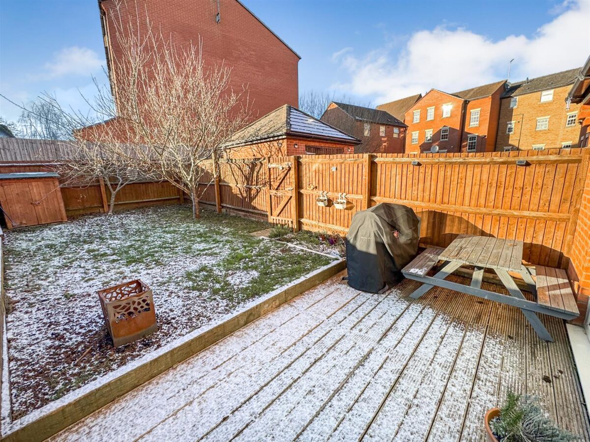 Outfield Close, Corby