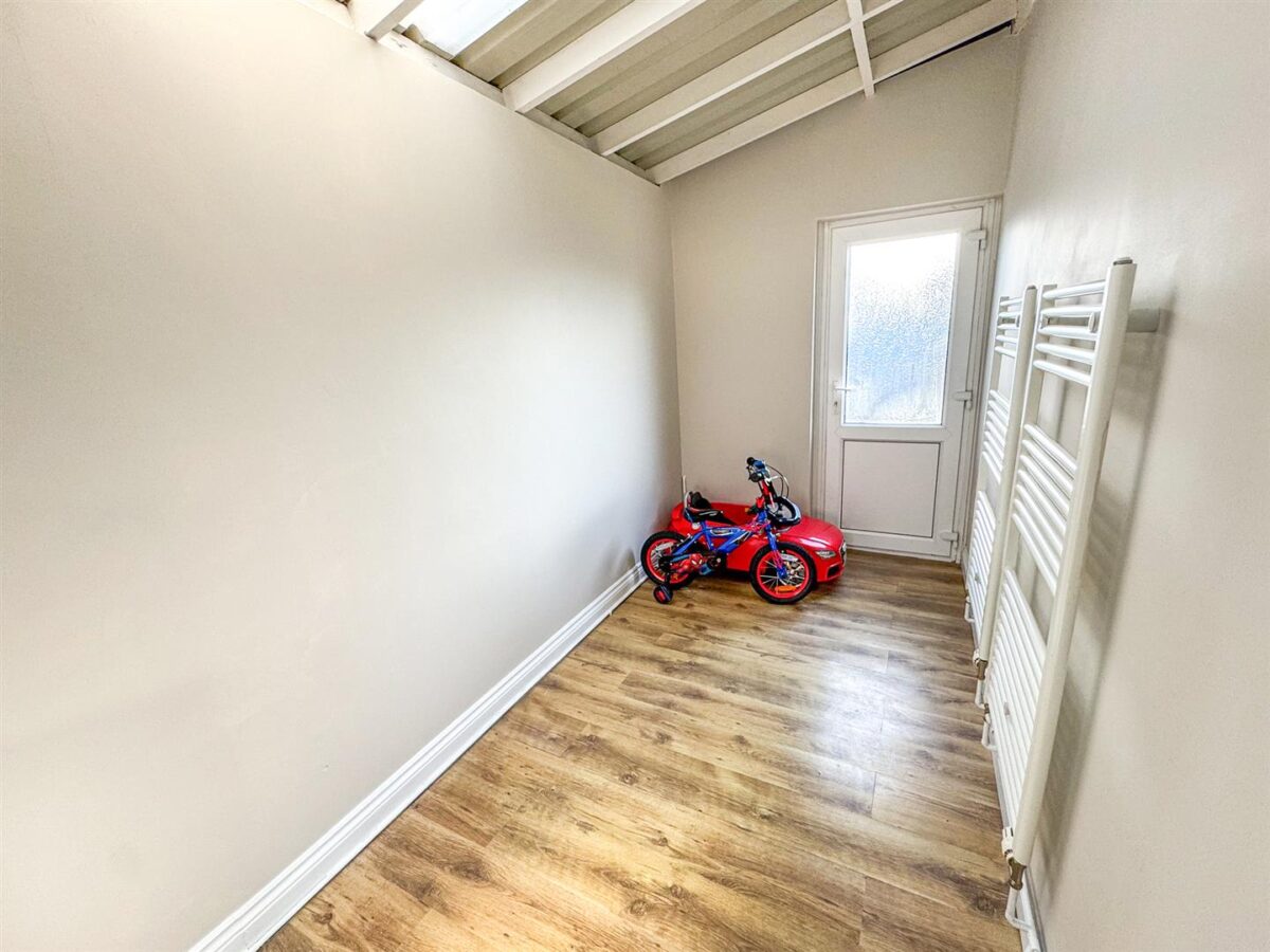 Farmstead Road, Corby