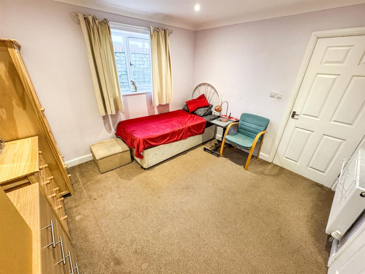 Croyde Avenue, Corby