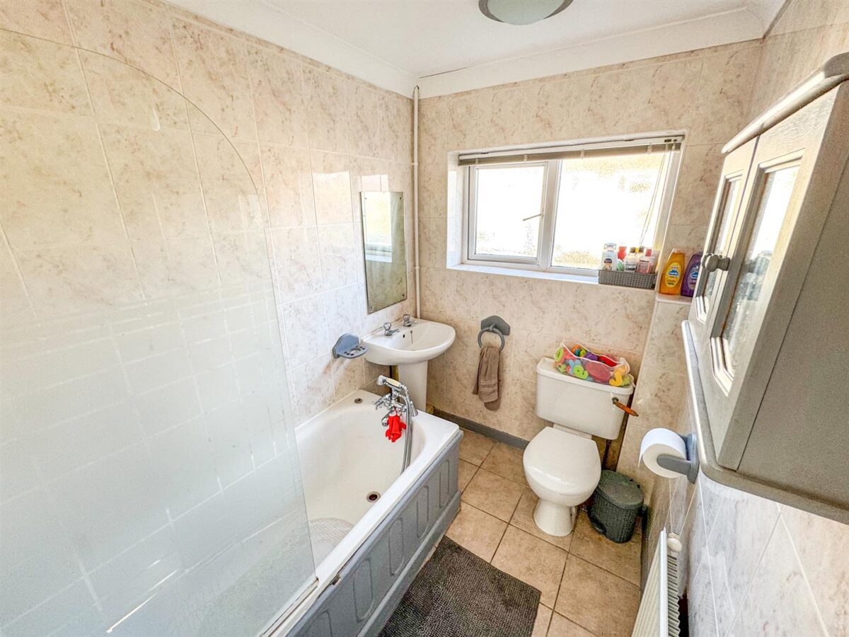 Farmstead Road, Corby