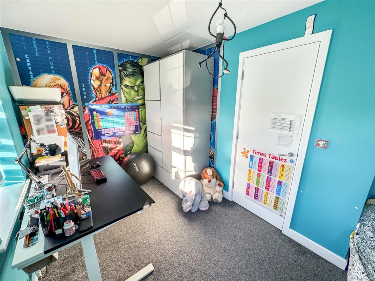 Outfield Close, Corby