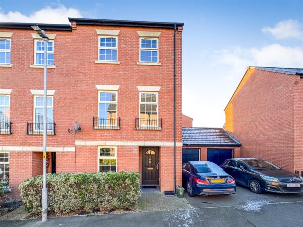 Outfield Close, Corby