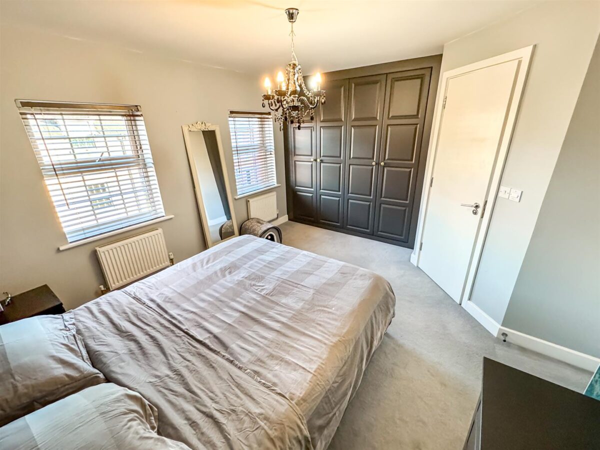 Outfield Close, Corby