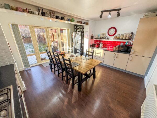 Outfield Close, Corby