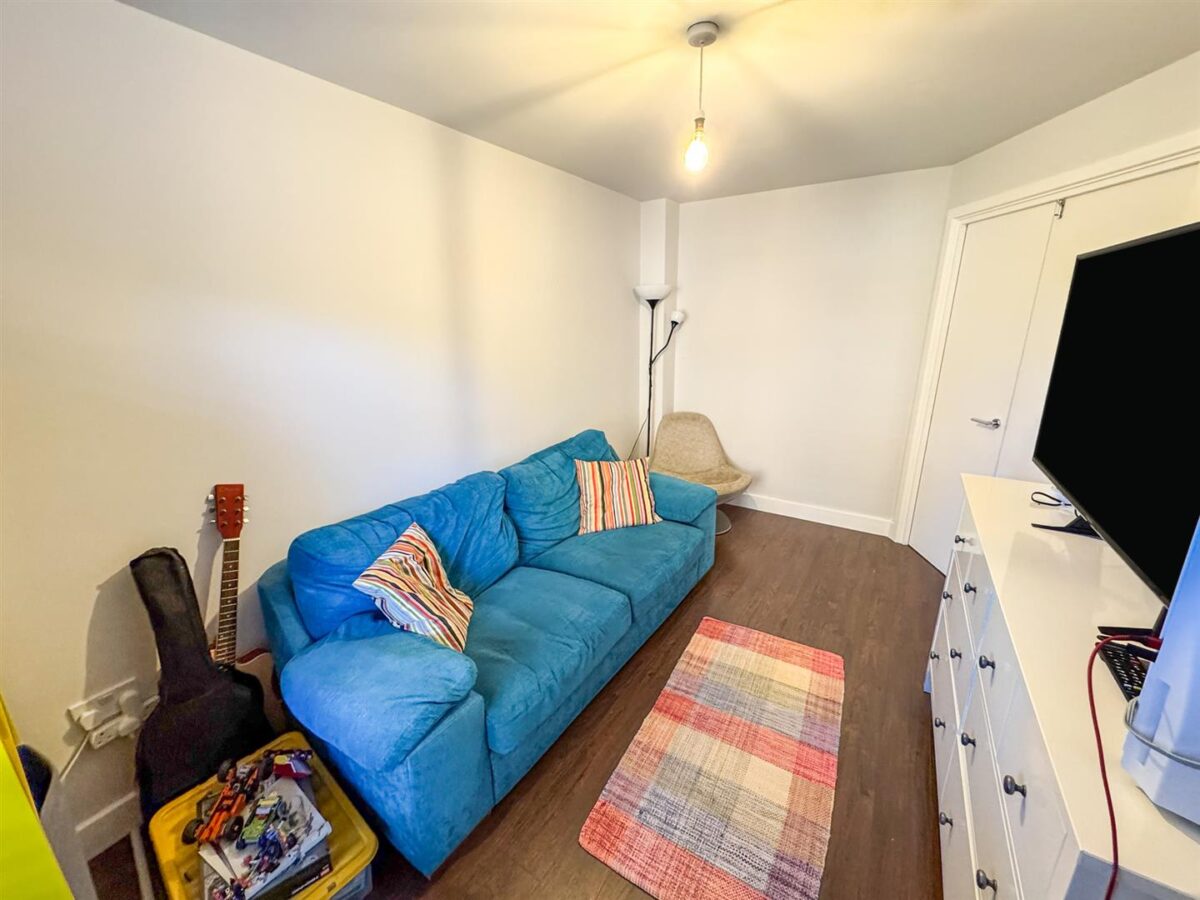 Outfield Close, Corby