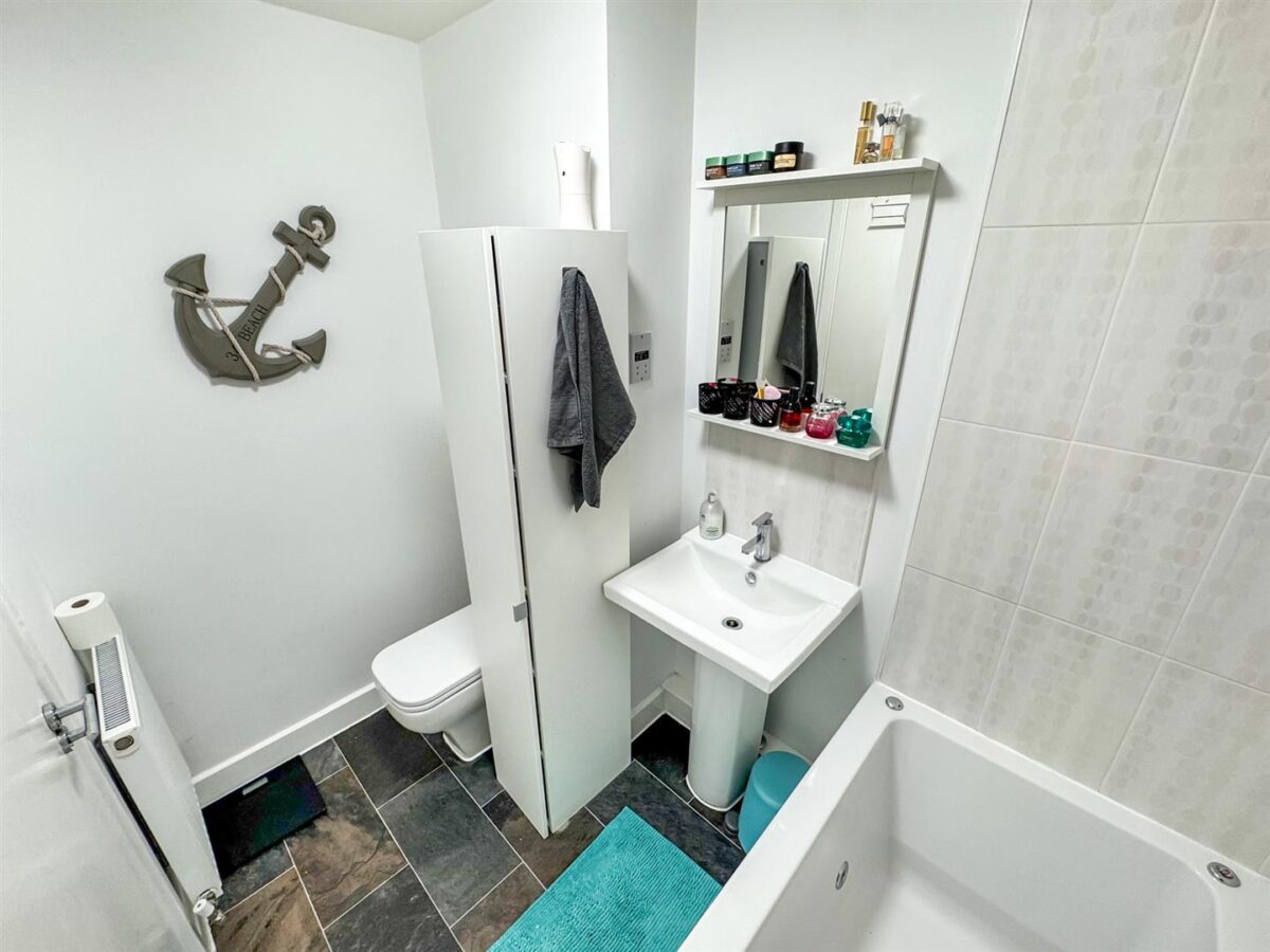 Outfield Close, Corby