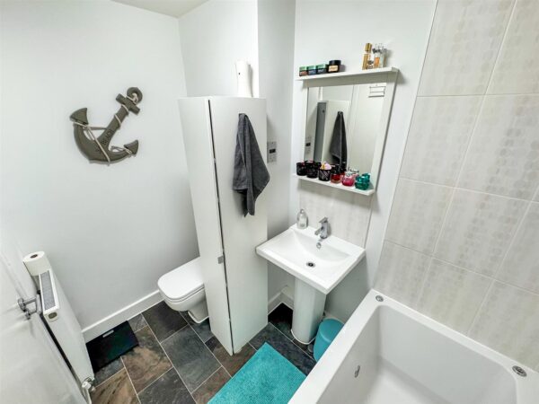 Outfield Close, Corby