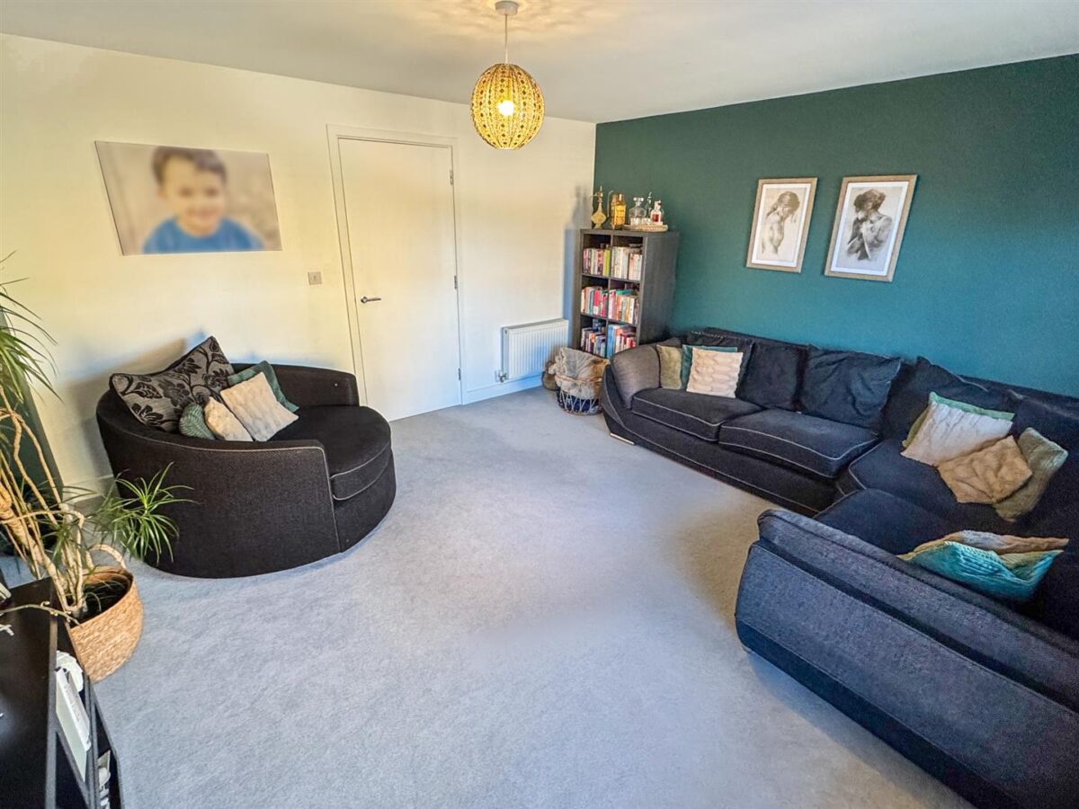 Outfield Close, Corby