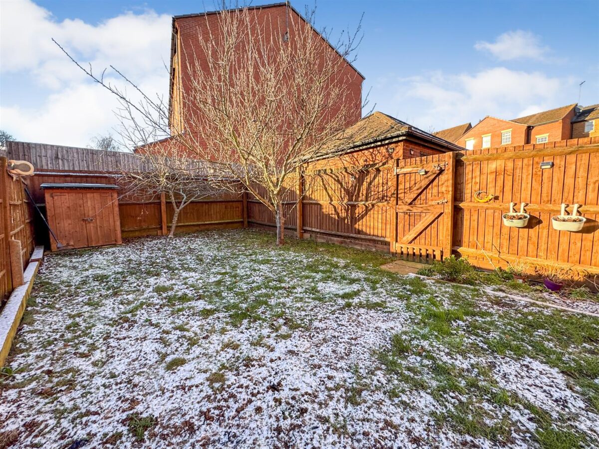 Outfield Close, Corby