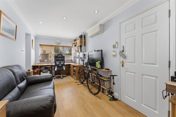 Deenethorpe, Deenethorpe