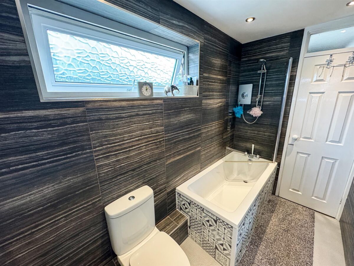 Brisbane Gardens, Corby