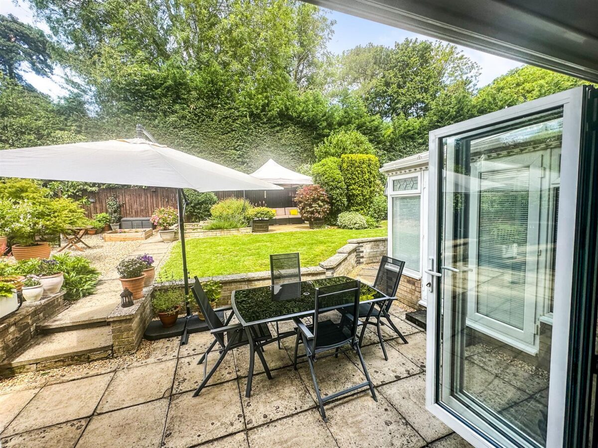 Brisbane Gardens, Corby