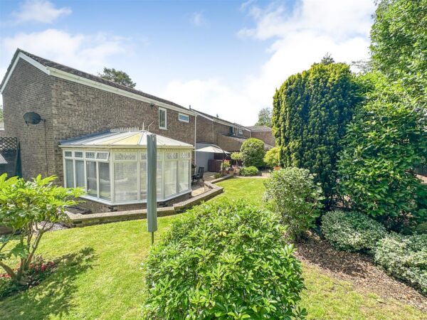 Brisbane Gardens, Corby