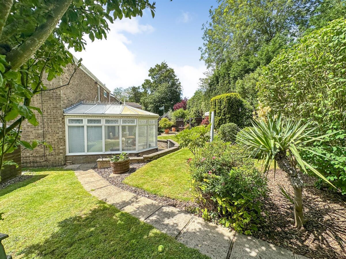 Brisbane Gardens, Corby