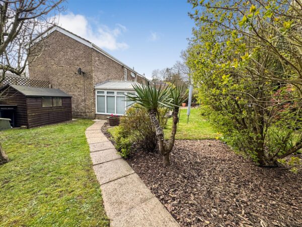 Brisbane Gardens, Corby