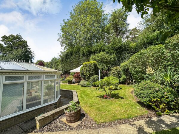 Brisbane Gardens, Corby