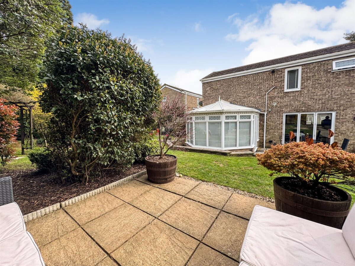 Brisbane Gardens, Corby