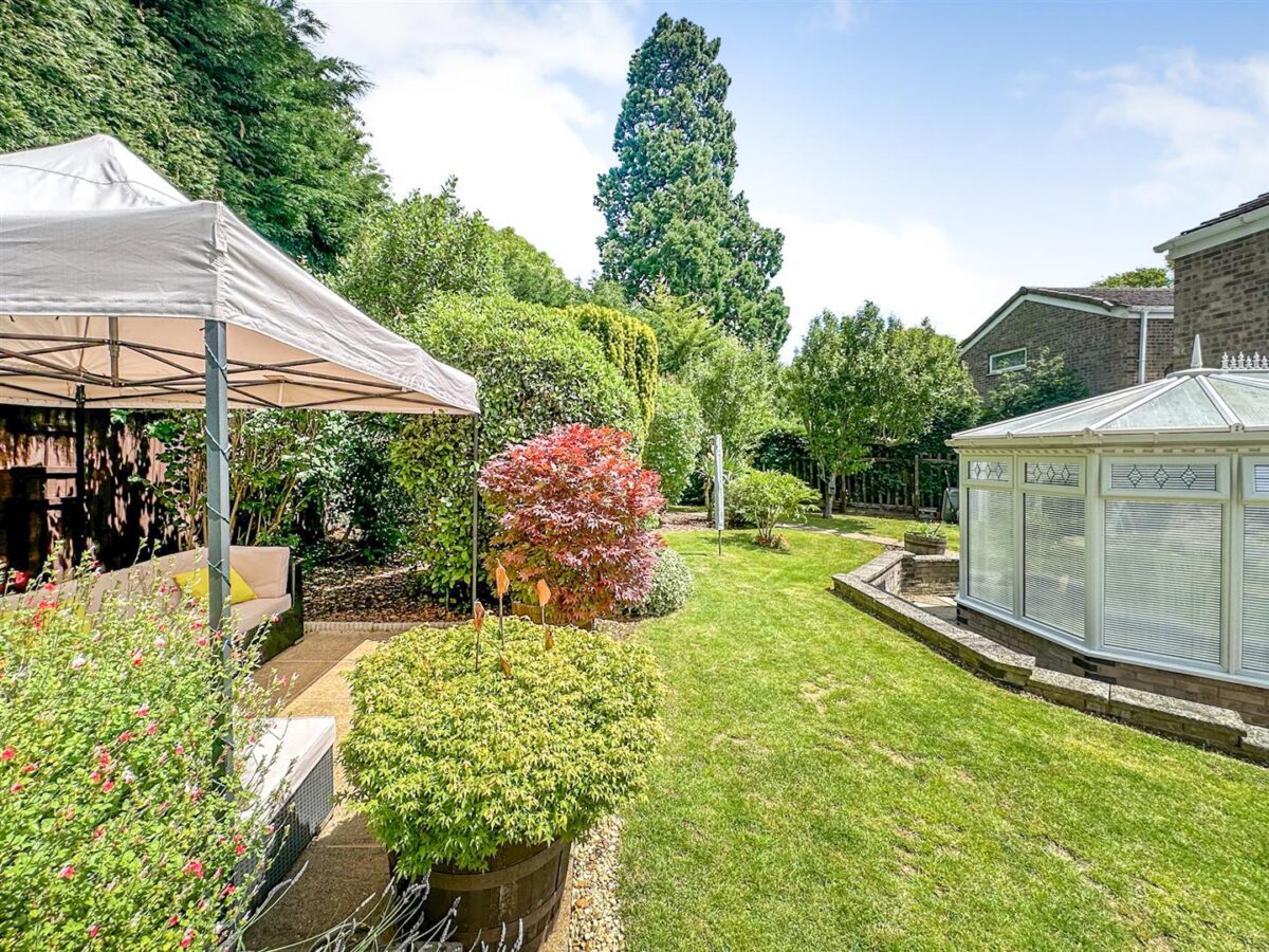 Brisbane Gardens, Corby
