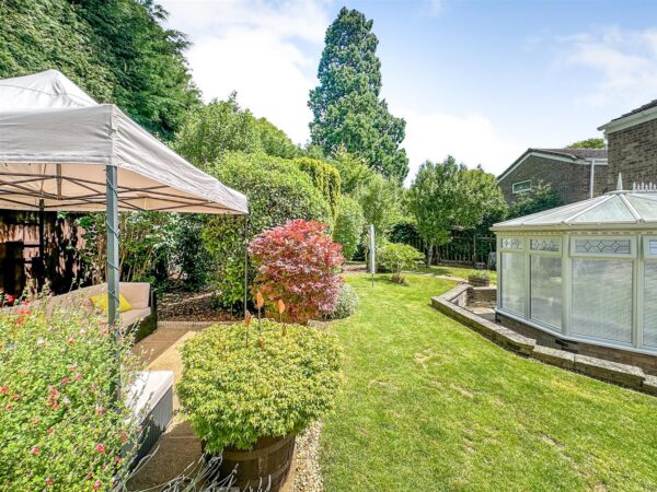Brisbane Gardens, Corby
