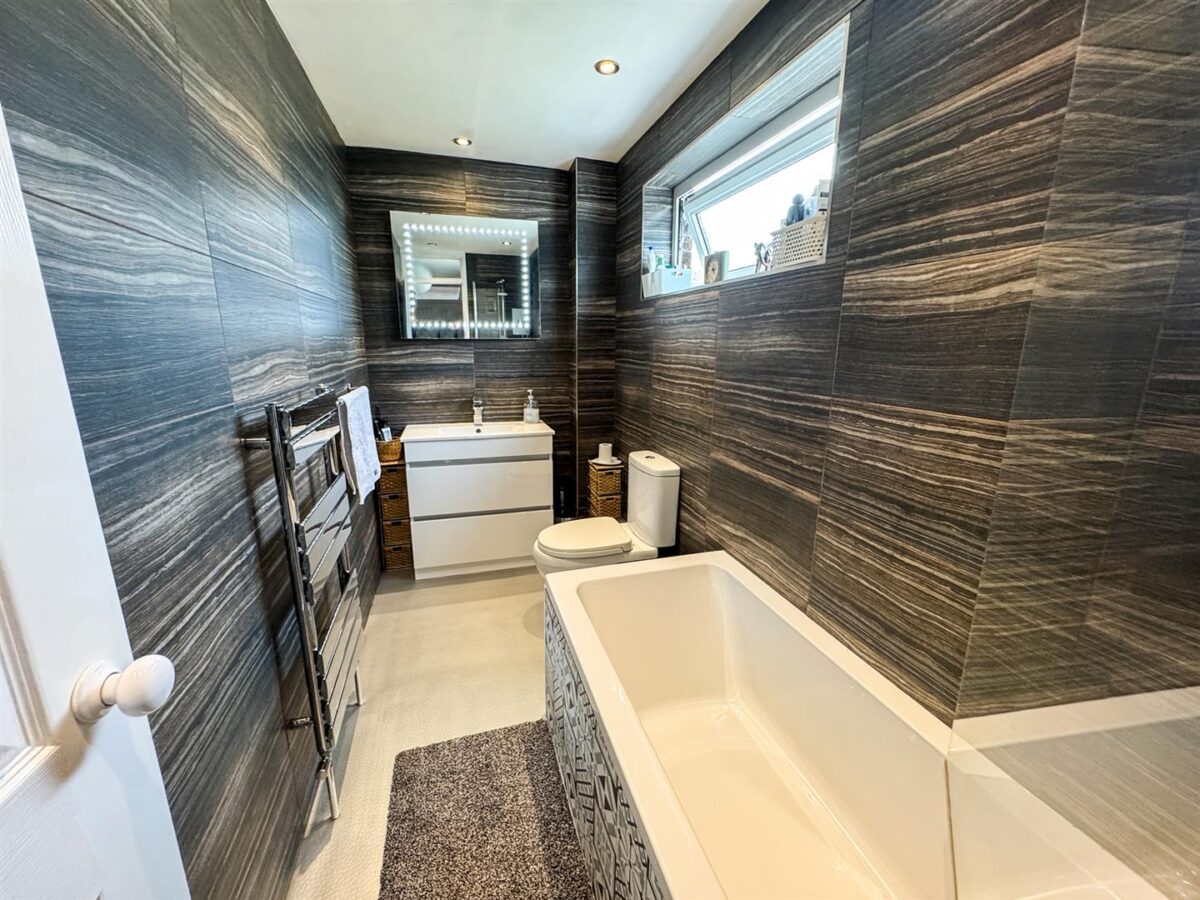 Brisbane Gardens, Corby