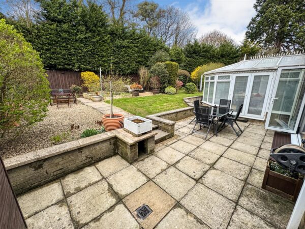 Brisbane Gardens, Corby