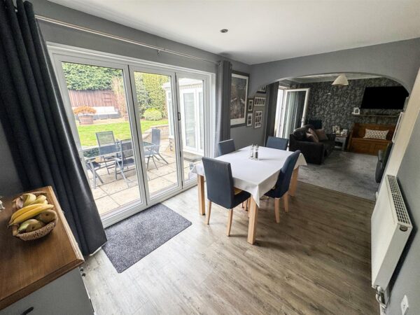 Brisbane Gardens, Corby