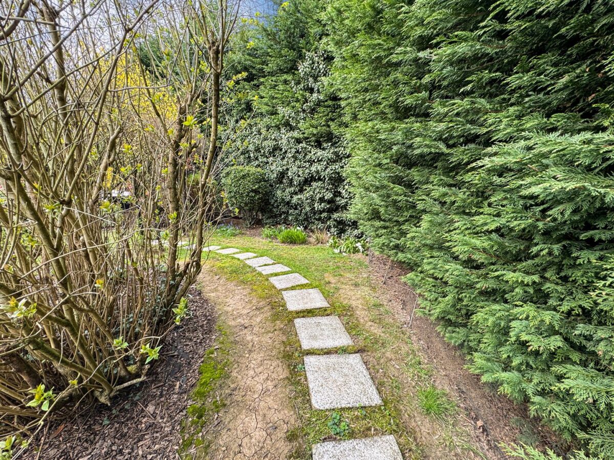 Brisbane Gardens, Corby