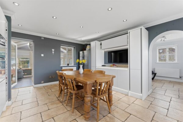 Deenethorpe, Deenethorpe