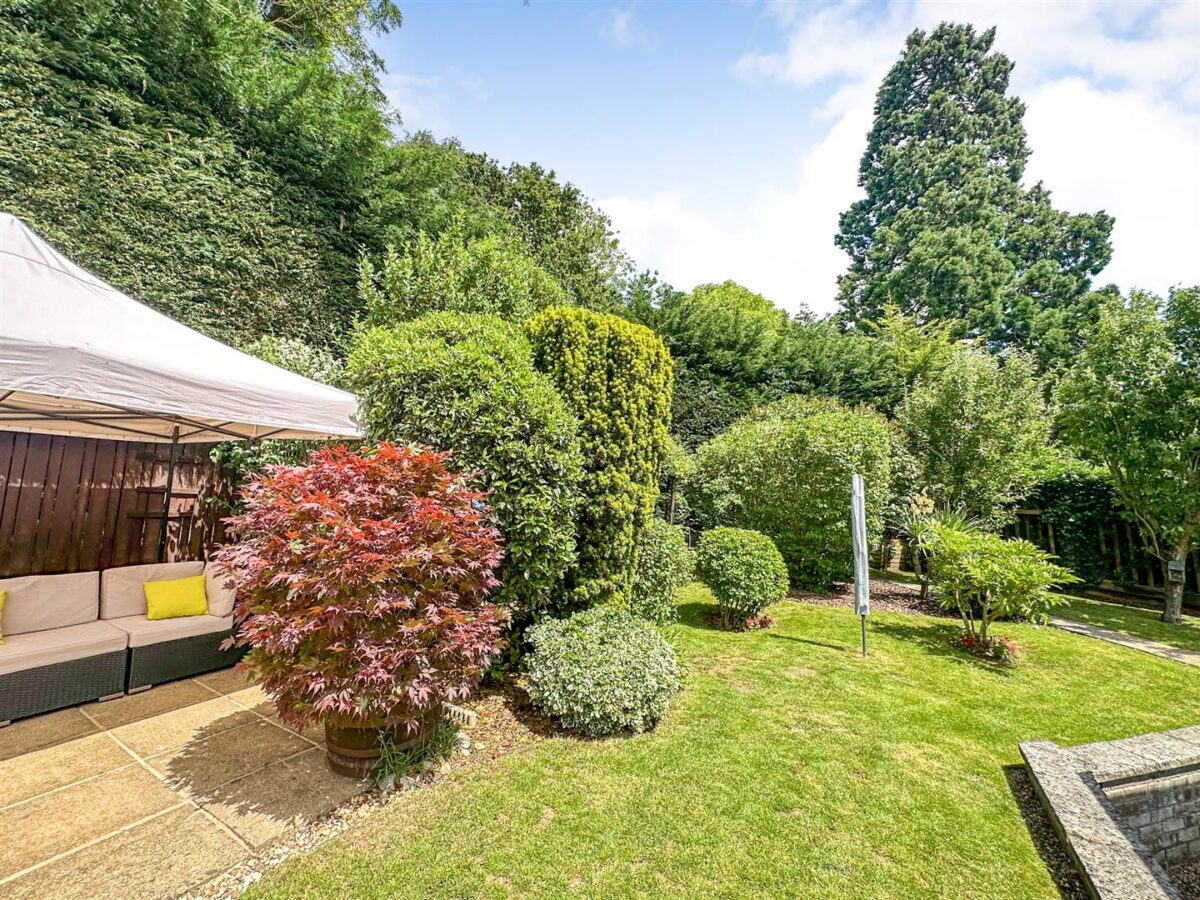 Brisbane Gardens, Corby