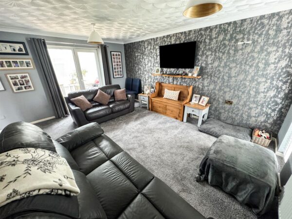 Brisbane Gardens, Corby