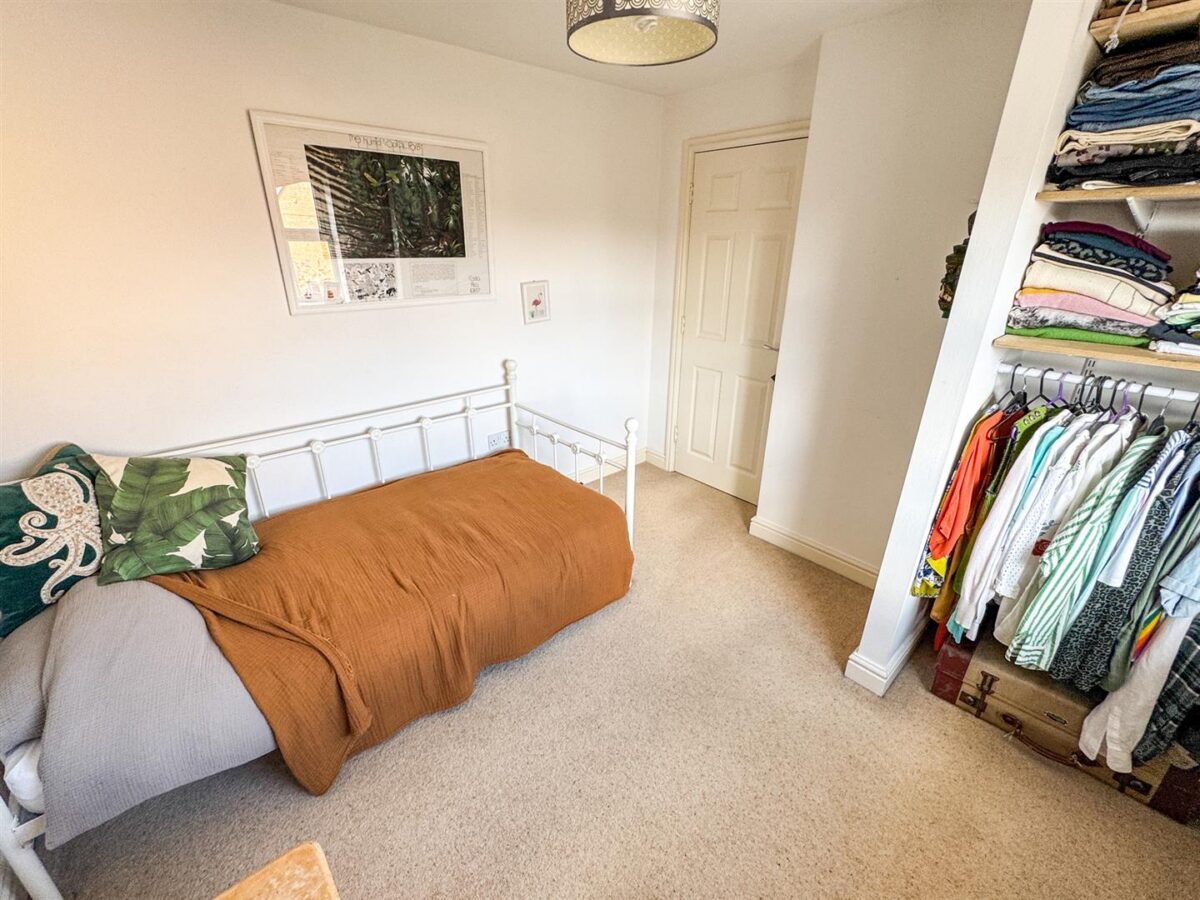 Fieldfare Close, Corby