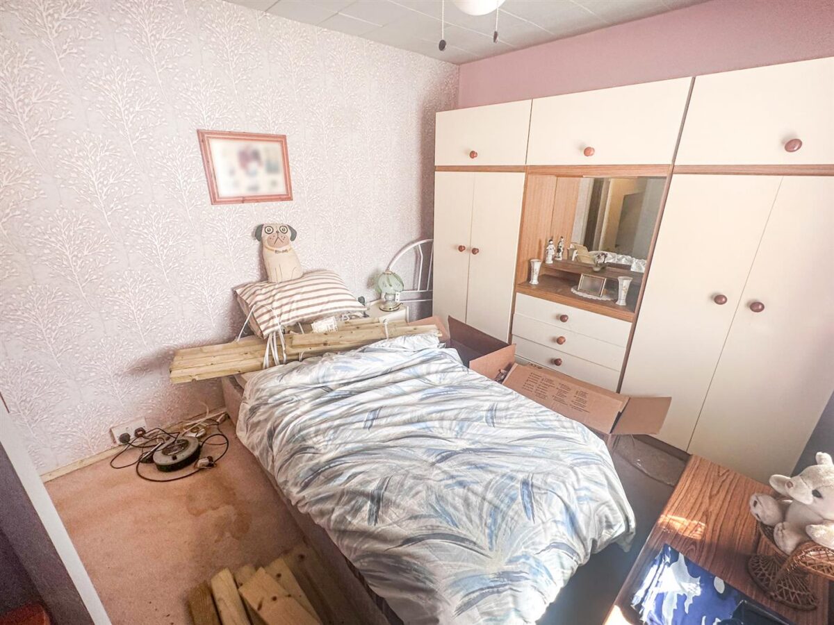 Llewellyn Walk, Corby