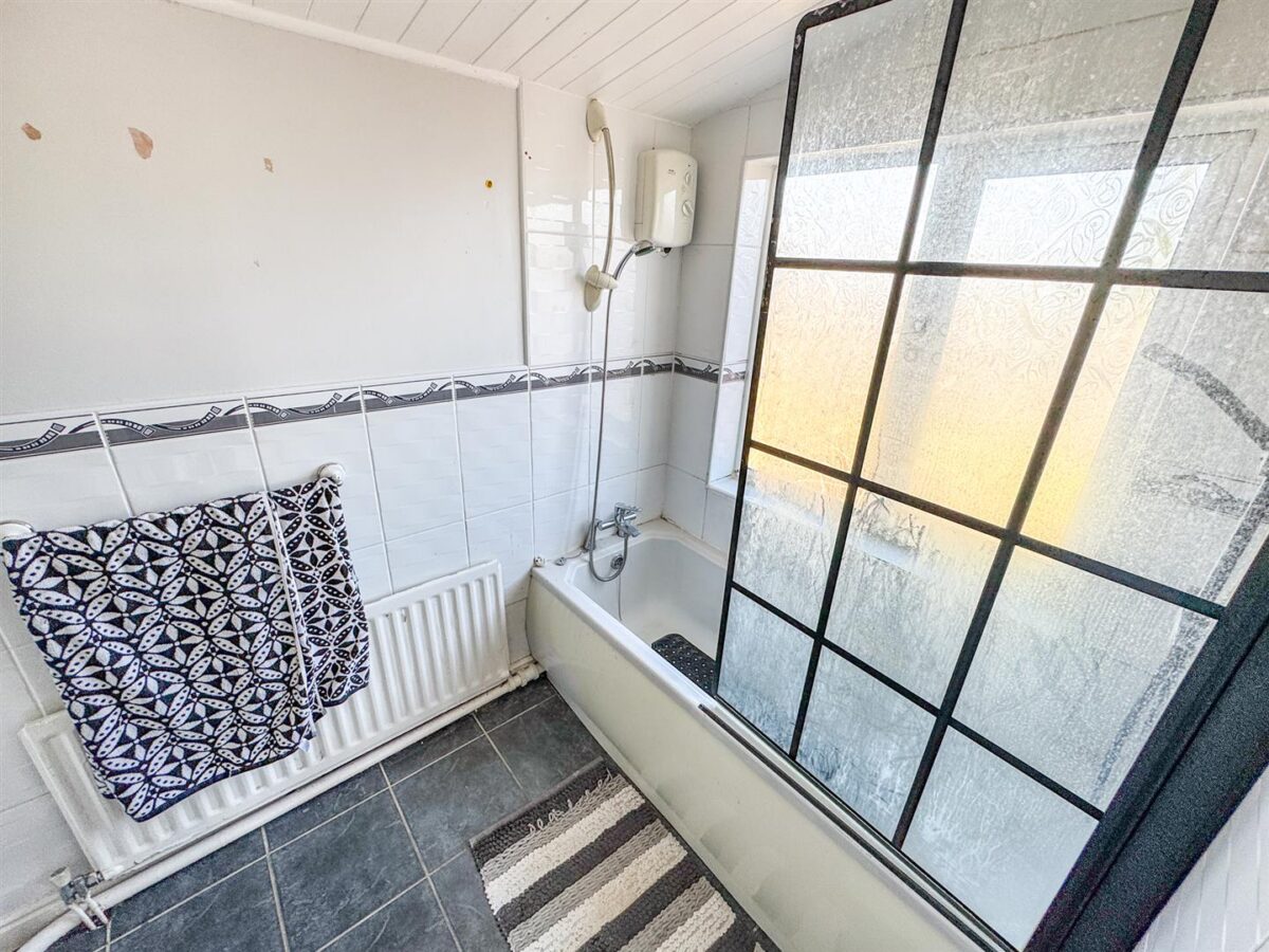 Croyde Avenue, Corby