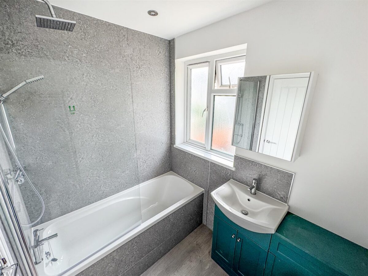 Welland Vale Road, Corby