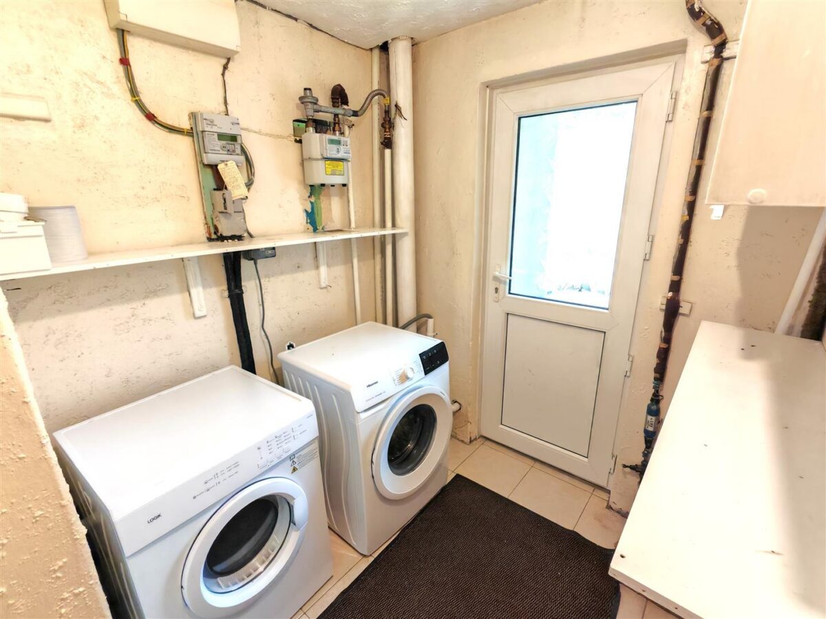 Landseer Court, Corby
