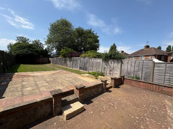 Woodlands Avenue, Corby