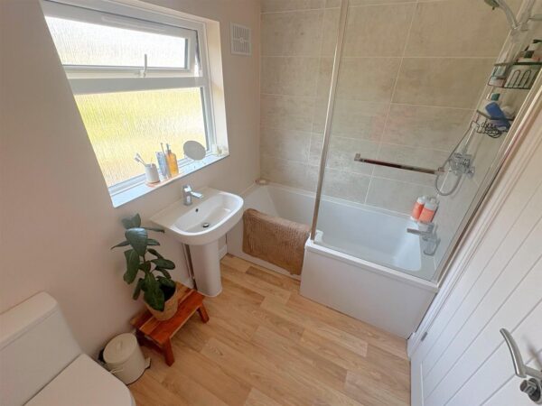 Welland Vale Road, Corby
