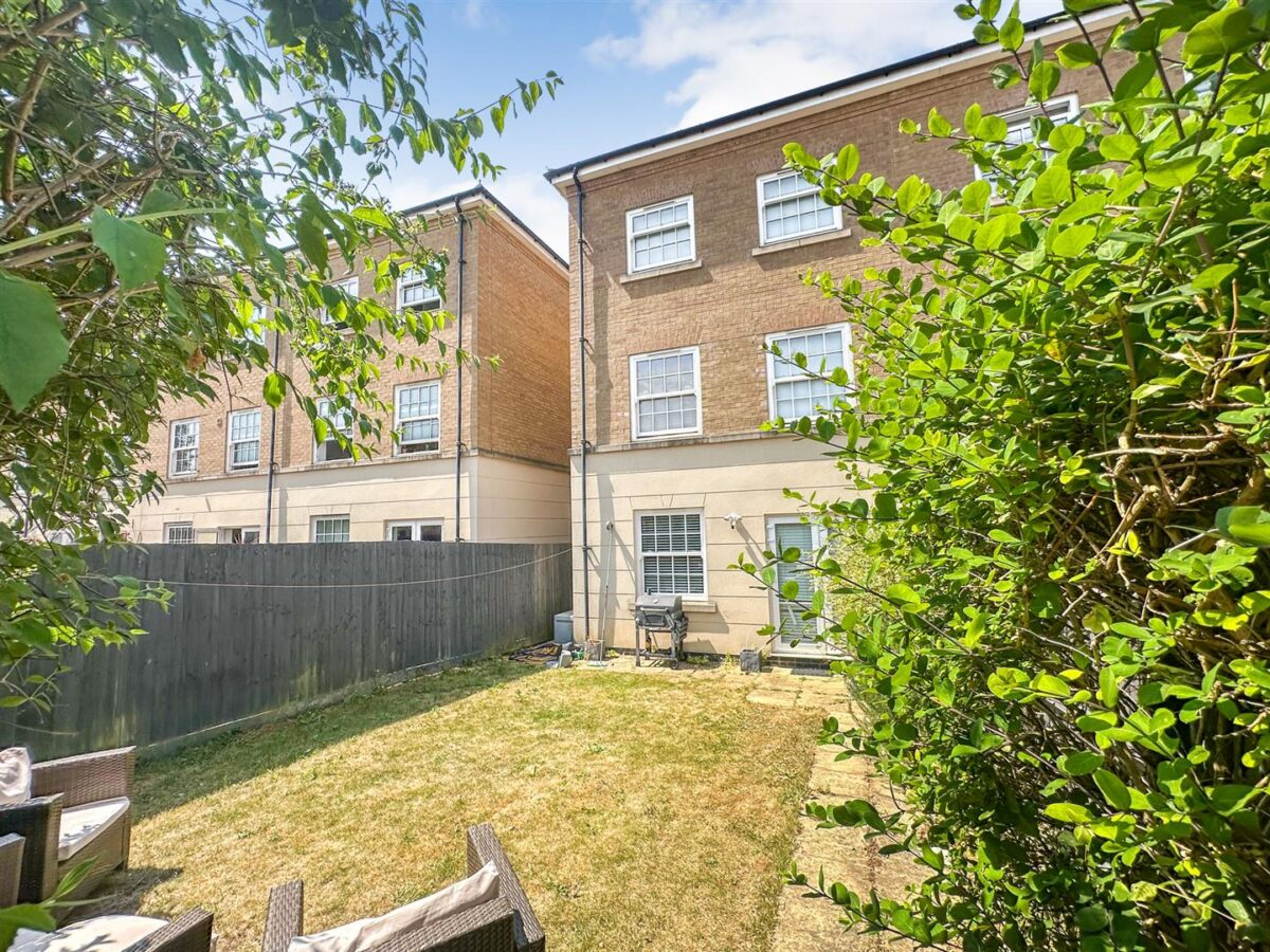 The Avenue, Corby