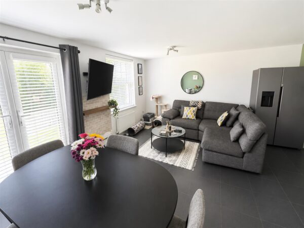The Avenue, Corby