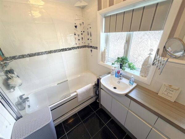Welland Vale Road, Corby